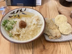 ひやひや小 南高梅トッピング+とり天・新たまねぎ天