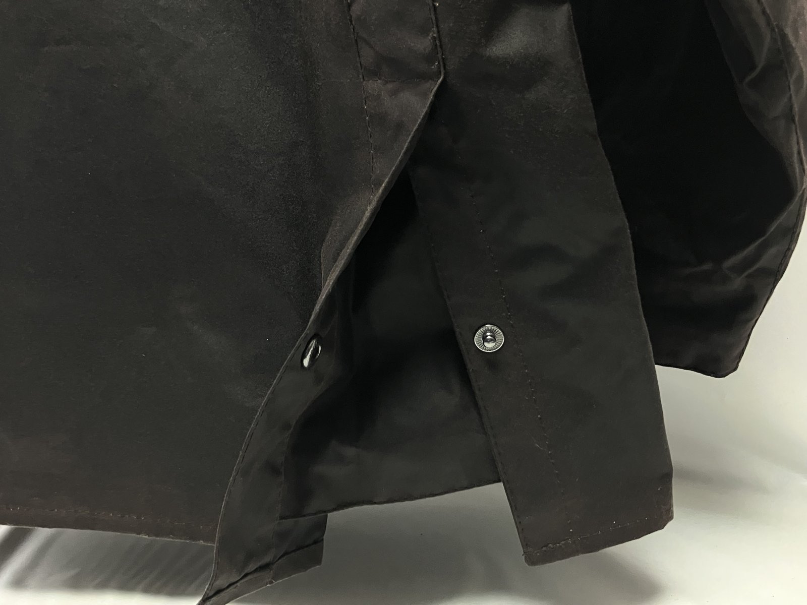 割れのスナップを外すと、裾が開く